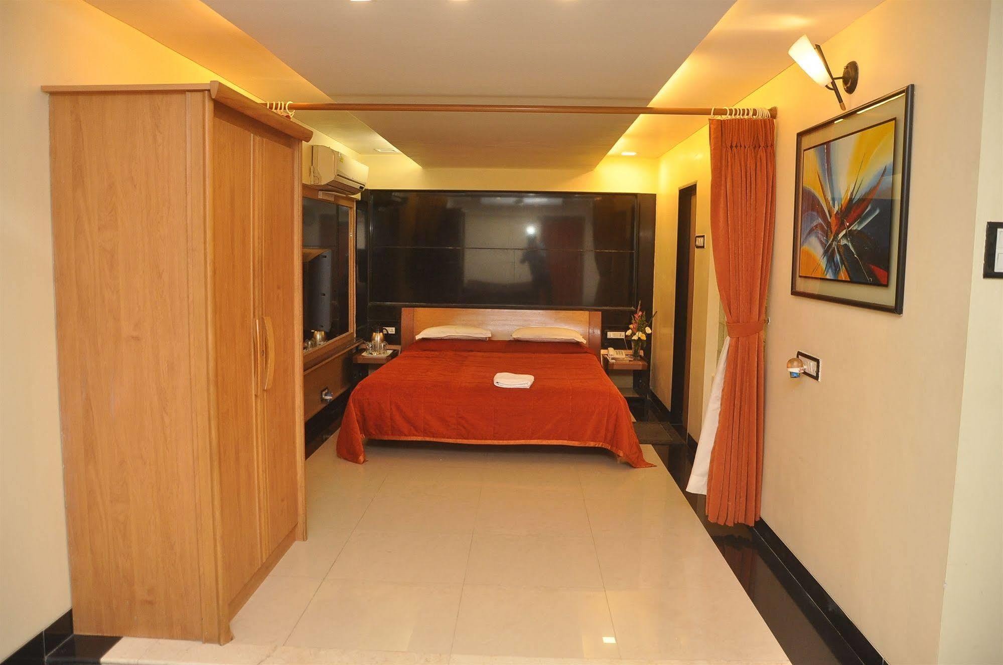 Hotel Metro Palace Bombay Eksteriør billede